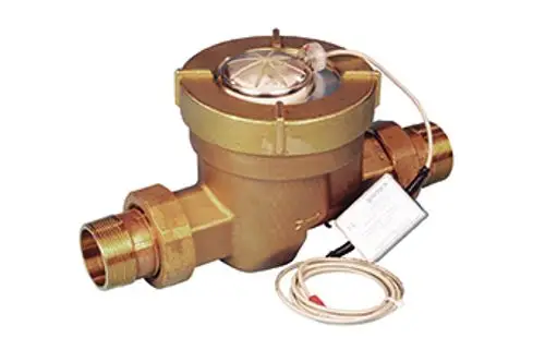 Wasserzähler aus Messing mit elektronischem Impulsgeber und Anschluss für Rohrleitungen. Hersteller: Grünbeck. Produkt zur Messung des Wasserverbrauchs.